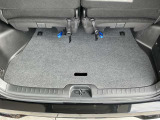 バックドアは大きく開きます。定員乗車時でも十分広いラゲッジスペースを確保しています。