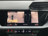 サラウンドビューカメラ装備 車両の4つのカメラから得た映像を合成し、上空から眺めているような映像をモニターに映し出します。車両周辺の歩行者や障害物などの発見に役立ちます。