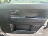 運転席ドア内側にはパワーウインドウとドアミラーの操作スイッチがございます。