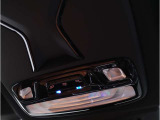 【SOSコール】車両の通信システムにより、SOSコールを発信することが可能です。また、エアバックの開くような大きな事故の場合は自動で通信を開始します。もしもの時にも安心です。