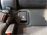 運転中にもオーディオの音量やFMの切り替えなどステアリングでの操作で切り替え可能なため、ステアリングから手を放す必要がない為、運転中でも操作が簡単でございます。