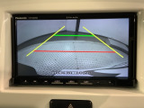 リバースギアに入れるだけで後方の表示へ切り替わります。夜間や雨の日の駐車も楽になりますよ。