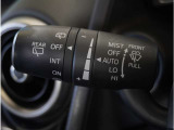 【オートワイパー機能】レバーをAUTOの位置にしているとき、レインセンサーが雨を感知すると、雨量に応じて、ワイパーが自動で作動します。