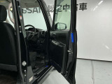 【セーフティイルミネーション】夜間ドアの開閉に連動してLEDが点灯し、後続車にドアが開いていることを知らせて衝突事故を防ぐ安全オプションです。