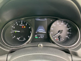 左右のメーターと中央の表示部がまとまり、運転に必要な情報を見渡しやすい配置です。表示の位置がわかりやすく、走行前の確認や日常の運転を支えます。