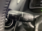 レバーをAUTOの位置にしているとき、レインセンサーが雨を感知すると、雨量に応じてワイパーが自動で作動してくれるオートワイパーを装備!設定変更で非作動にすると、間欠作動に固定されます。