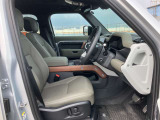 【運転席】室内は座り心地の良いシートとなっており、空間の広さと目線の高さから運転がしやすくなっております。