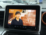 停車中にテレビ番組を視聴でき、待ち時間などを車内で過ごす際にも便利です。画面が見やすい位置に備わり、映像を楽しみたいときに活用いただけます。