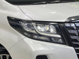 【LEDヘッドライト】悪天候や夜間走行時も良好な視界を確保し安心して運転できる高輝度LEDヘッドライトを装備!点灯速度が早く、消費電力も抑えられています。