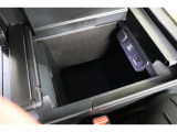 運転席からも助手席からも使いやすい両開きのコンソールボックスを装備。ボックス内には音声と映像が1本のケーブルで伝送できるHDMI、Type-Cの給電用USBポートやアクセサリーソケットを備えています。