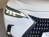 【三眼LEDヘッドライト】とにかくカッコイイ。スタイリッシュな見た目の三眼LEDヘッドライトを装備♪スタイルだけでなく、夜間の走行も視界良好で安心してお乗りいただけます