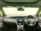 運転席から前方まで見渡しやすい配置で、乗り込んだ際も周囲を確認しやすい室内です。シートや操作部がまとまり、日々の移動を落ち着いて過ごせる空間になっています。