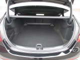 認定中古車の点検は最大100項目にも及ぶ点検・整備項目が設定され、厳しい基準に適合し充実の設備を備えたサービス工場において、メルセデスに精通したスタッフが入念に実施致します。
