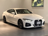 アルピン・ホワイトの爽やかな輝きと、M Sportらしい精悍なフロントフェイスが印象的な420i クーペ。洗練されたスタイリングが、見る人の心を惹きつけます。