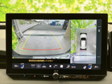 車両後方の映像に加え、上から見たような周囲の表示も確認できます。駐車時に車両の位置や周辺を把握しやすく、狭い場所での切り返しや出庫をサポートします。