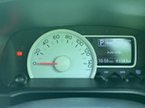 速度計と液晶表示がまとまり、運転に必要な情報を確認しやすい配置です。表示内容を把握しやすく、日々の運転時にも視線の移動を抑えながら確認できます。