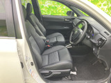 運転席と助手席は前方の視界が開け、周囲の確認がしやすいレイアウト。シートの形状や足元のゆとりも感じられ、毎日の移動を過ごしやすく支えてくれます。
