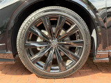 タイヤサイズは235/45R21です。