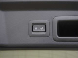 【パワーリアゲート】スイッチを操作することにより、リアゲートが自動で開閉します。自動開閉中のリアゲートを、半開以上の位置で止めることができます。