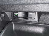 ETC車載器はグローブボックス内に収納されています。