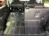 リヤシートを倒すと大きな荷物も搭載可能です。