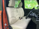 明るい色合いのシートが広がり、運転席と助手席の座面や背もたれもゆったりとした印象。前方の視界を確保しやすい空間で、乗り込むたびに落ち着いて過ごせます。