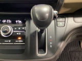 CVT車のセレクトレバーです。低速から高速まで、変速ショックのないスムーズな走りを実現するとともに、エンジン効率のよい領域を維持することで燃費にも貢献します。