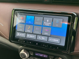 FM・AMやテレビ、Bluetoothなど複数の音源が一覧になり、使いたい項目を画面から選びやすい構成です。日常の移動に合わせて、好みの音楽や情報を楽しめます。