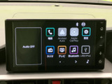 電話やナビ、ラジオ、テレビなどのメニューが画面に並び、使いたい機能を見つけやすい構成です。タッチ操作で選べるため、日常の移動をサポートします。