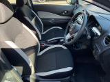運転席は広々としていて、ゆったりと運転をお楽しみいただくことができますよ。