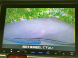 後方の様子をモニターに映し、駐車時に周囲を確認する手助けとなります。目視での確認とあわせて活用でき、駐車位置を調整する際や後退時の安全確認に便利な装備です。
