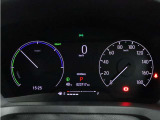 運転時の視界周辺の見やすい位置にメーターをレイアウト。視線の流れを断ち切らない、ストレスフリーで美しい運転動作を可能にします。またマルチインフォメーションディスプレイで、様々な情報が確認できます。