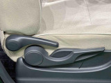 運転者の体格に合わせて運転席の座面の高さ調整ができるシートリフターが付いてます