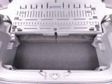 フレキシブルボードが標準装備なので荷室床の高さや形を変えることで、積む荷物に応じて使い分けできるアレンジ性が高い機能です。