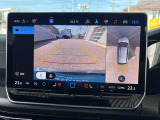 車両を空から眺めるような視点のアラウンドビューモニター付きバックカメラ。死角を減らし駐車時の安心感を高めます。