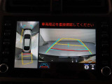 パノラミックビューモニター付きです。車両を上から見たような映像をモニター画面に表示。運転席からの目視では見にくい、車両周辺の状況をリアルタイムでしっかり確認できます。