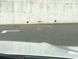 HUD: ヘッドアップディスプレイはドライバーが前方に集中できるよう、ナビや車速情報をフロントガラスに投影するシステムです。