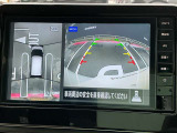 アラウンドビューモニターです。4つのカメラからの映像を合成・処理することで空から見下ろすような視点で周囲を確認でき、駐車時のクルマの位置確認がスムーズになります。