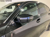 レーンチェンジウォーニング ドライバーから死角になる左右後方の車両や、追い越し車線上を急接近してくる車両を認識し、ドア・ミラー内側に組み込まれたインジケータを点灯させ、ドライバーに警告します。