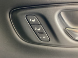 【ドライビングポジションシステム】運転席のシートの位置を電動で調節し、登録・呼び出しができます。