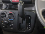 【シフトレバー】シフトもとても操作しやすいデザインになっております。運転する人の事を第一に考えた操作性の高い仕様です。
