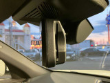ETC内臓 自動防眩ルームミラー :後続車のライトが反射しても眩しくないように、ミラーの反射率を自動的に調整します。