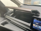 ダッシュボード助手席側上部にインストアッパーボックスがあり、収納に便利です。