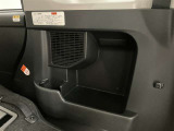 グローブボックスは余裕のある広さです!メンテナンスノートや車検証、ちょっとしたメモと筆記用具等を入れておくとあればもしもの時にも便利ですね。