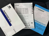 メンテナンスノート、取扱説明書です。 その車の整備記録が事細やかに記録されています。 車が生まれてから今までどのような道を歩んできたのか判るとても重要な物ですよ。