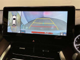 複数のカメラの映像をもとに、クルマを真上から見ているような映像をドライバーに提供し駐車をサポートする機能です。
