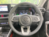 インテリアに合わせたデザインのステアリングは、運転される方のことも考え、運転しやすい形状、大きさです。是非一度、実際に触ってお確かめください。