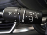 【オートワイパー機能】レバーをAUTOの位置にしているとき、レインセンサーが雨を感知すると、雨量に応じて、ワイパーが自動で作動します。