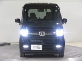 ハロゲンより明るく、より遠くまでさらなる安心感のあるLEDヘッドライトを採用。点灯忘れも防止できるオートライトコントロール機構付きです。