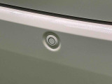 駐車場などでペダルの踏み間違えた時、急発進を抑制するバックソナーセンサーが付いているので安心です。